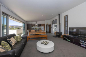 Wanaka Bach with Mountain Views